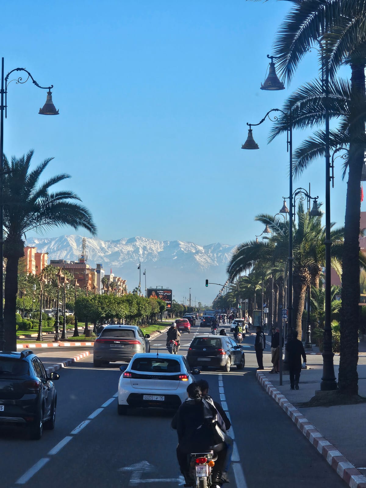 Avenida de Marrakech com vista para o Alto Atlas