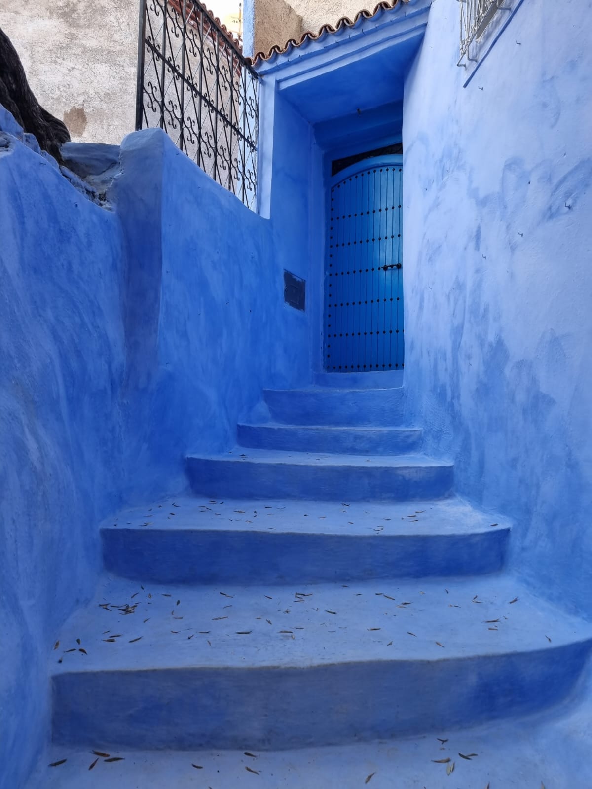Escadaria azul tradicional em Chefchaouen